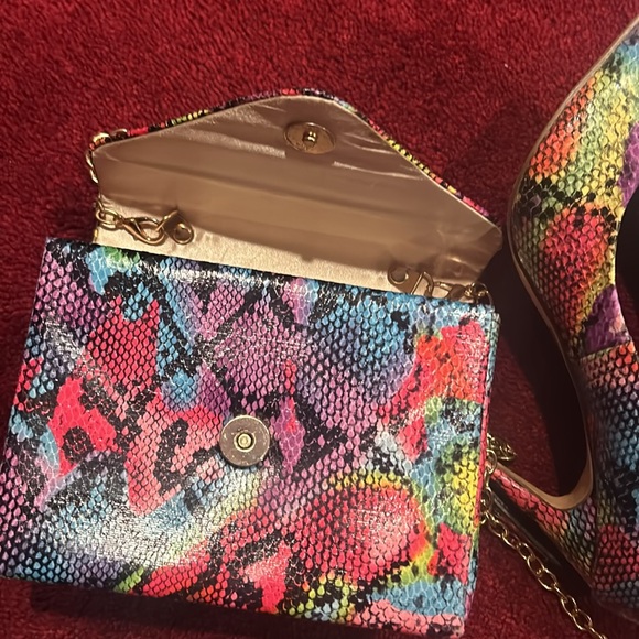 Olivia.    Look Free matching purse - Picture 7 of 7